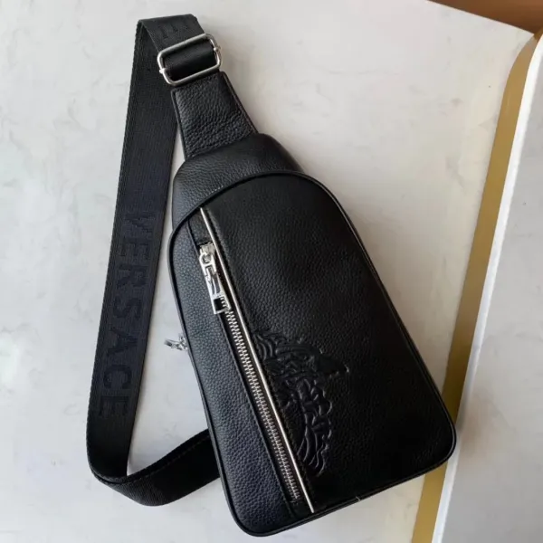 【VERSACE 公式旗艦店】ヴェルサーチ 胸ポケット 当日出荷 好評に付き再入荷!20*29*5CM 【VERSACE 公式旗艦店】ヴェルサーチ 胸ポケット 当日出荷 好評に付き再入荷!20*29*5CM