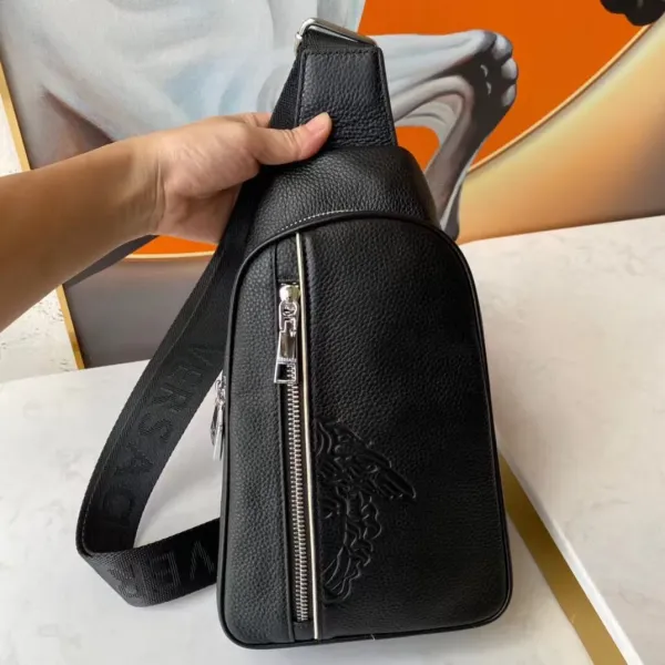 【VERSACE 公式旗艦店】ヴェルサーチ 胸ポケット 当日出荷 好評に付き再入荷!20*29*5CM 【VERSACE 公式旗艦店】ヴェルサーチ 胸ポケット 当日出荷 好評に付き再入荷!20*29*5CM