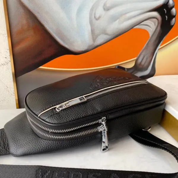 【VERSACE 公式旗艦店】ヴェルサーチ 胸ポケット 当日出荷 好評に付き再入荷!20*29*5CM 【VERSACE 公式旗艦店】ヴェルサーチ 胸ポケット 当日出荷 好評に付き再入荷!20*29*5CM