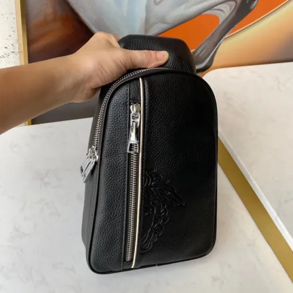 【VERSACE 公式旗艦店】ヴェルサーチ 胸ポケット 当日出荷 好評に付き再入荷!20*29*5CM 【VERSACE 公式旗艦店】ヴェルサーチ 胸ポケット 当日出荷 好評に付き再入荷!20*29*5CM