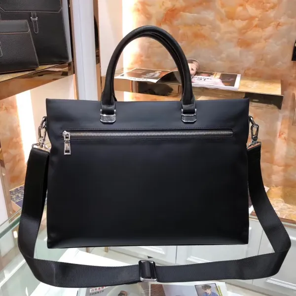 【VERSACE 公式旗艦店】ヴェルサーチ ショルダーバッグ 当日出荷 好評に付き再入荷!38*29*6CM 【VERSACE 公式旗艦店】ヴェルサーチ ショルダーバッグ 当日出荷 好評に付き再入荷!38*29*6CM