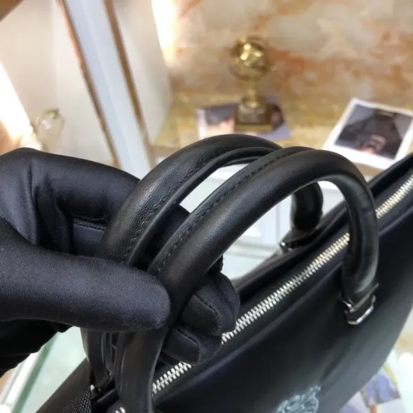 【VERSACE 公式旗艦店】ヴェルサーチ ショルダーバッグ 当日出荷 好評に付き再入荷!38*29*6CM 【VERSACE 公式旗艦店】ヴェルサーチ ショルダーバッグ 当日出荷 好評に付き再入荷!38*29*6CM