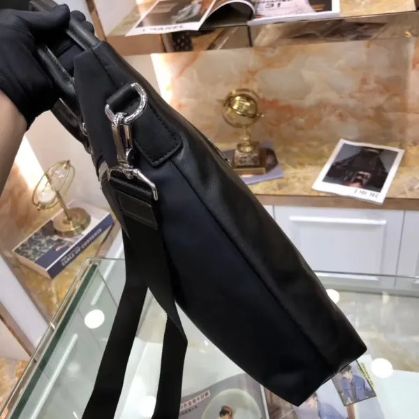 【VERSACE 公式旗艦店】ヴェルサーチ ショルダーバッグ 当日出荷 好評に付き再入荷!38*29*6CM 【VERSACE 公式旗艦店】ヴェルサーチ ショルダーバッグ 当日出荷 好評に付き再入荷!38*29*6CM