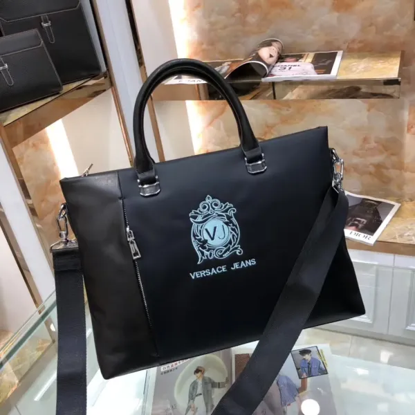 【VERSACE 公式旗艦店】ヴェルサーチ ショルダーバッグ 当日出荷 好評に付き再入荷!38*29*6CM 【VERSACE 公式旗艦店】ヴェルサーチ ショルダーバッグ 当日出荷 好評に付き再入荷!38*29*6CM