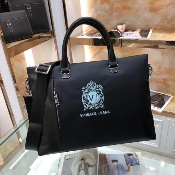 【VERSACE 公式旗艦店】ヴェルサーチ ショルダーバッグ 当日出荷 好評に付き再入荷!38*29*6CM 【VERSACE 公式旗艦店】ヴェルサーチ ショルダーバッグ 当日出荷 好評に付き再入荷!38*29*6CM