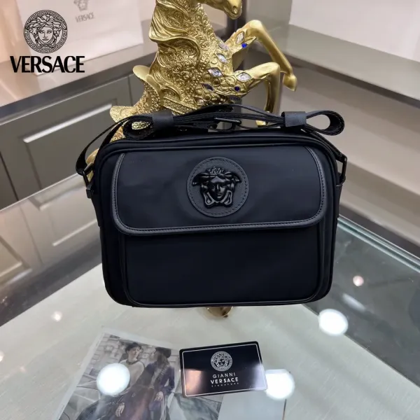 【VERSACE 公式旗艦店】ヴェルサーチ ショルダーバッグ 当日出荷 好評に付き再入荷!25*6*18CM 【VERSACE 公式旗艦店】ヴェルサーチ ショルダーバッグ 当日出荷 好評に付き再入荷!25*6*18CM
