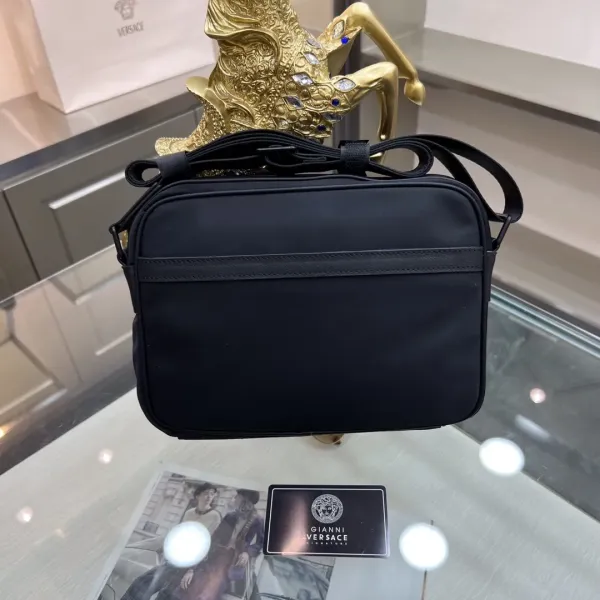 【VERSACE 公式旗艦店】ヴェルサーチ ショルダーバッグ 当日出荷 好評に付き再入荷!25*6*18CM 【VERSACE 公式旗艦店】ヴェルサーチ ショルダーバッグ 当日出荷 好評に付き再入荷!25*6*18CM