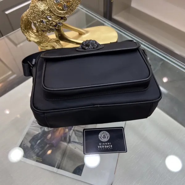 【VERSACE 公式旗艦店】ヴェルサーチ ショルダーバッグ 当日出荷 好評に付き再入荷!25*6*18CM 【VERSACE 公式旗艦店】ヴェルサーチ ショルダーバッグ 当日出荷 好評に付き再入荷!25*6*18CM