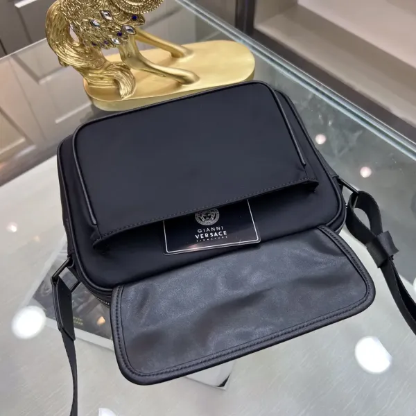 【VERSACE 公式旗艦店】ヴェルサーチ ショルダーバッグ 当日出荷 好評に付き再入荷!25*6*18CM 【VERSACE 公式旗艦店】ヴェルサーチ ショルダーバッグ 当日出荷 好評に付き再入荷!25*6*18CM