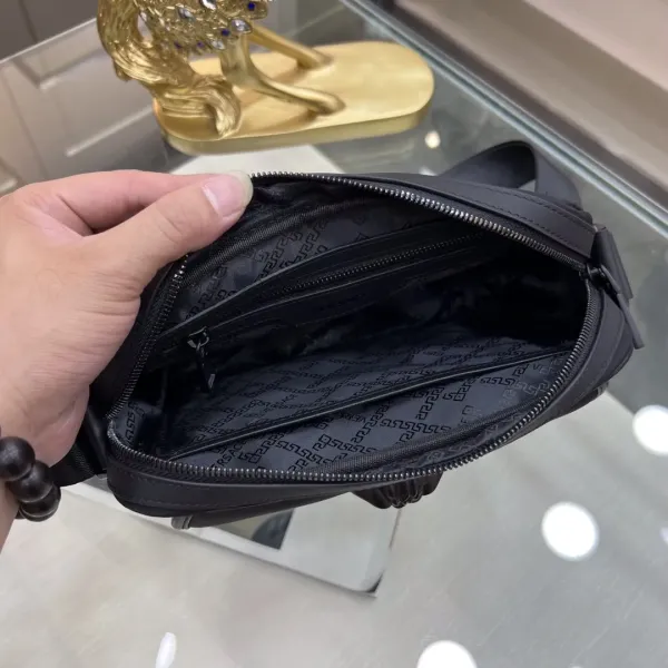 【VERSACE 公式旗艦店】ヴェルサーチ ショルダーバッグ 当日出荷 好評に付き再入荷!25*6*18CM 【VERSACE 公式旗艦店】ヴェルサーチ ショルダーバッグ 当日出荷 好評に付き再入荷!25*6*18CM