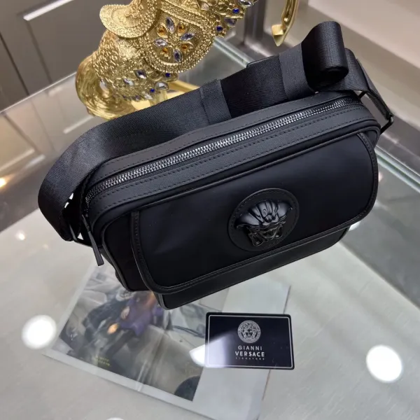 【VERSACE 公式旗艦店】ヴェルサーチ ショルダーバッグ 当日出荷 好評に付き再入荷!25*6*18CM 【VERSACE 公式旗艦店】ヴェルサーチ ショルダーバッグ 当日出荷 好評に付き再入荷!25*6*18CM