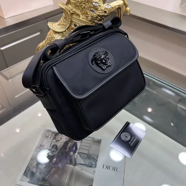 【VERSACE 公式旗艦店】ヴェルサーチ ショルダーバッグ 当日出荷 好評に付き再入荷!25*6*18CM 【VERSACE 公式旗艦店】ヴェルサーチ ショルダーバッグ 当日出荷 好評に付き再入荷!25*6*18CM