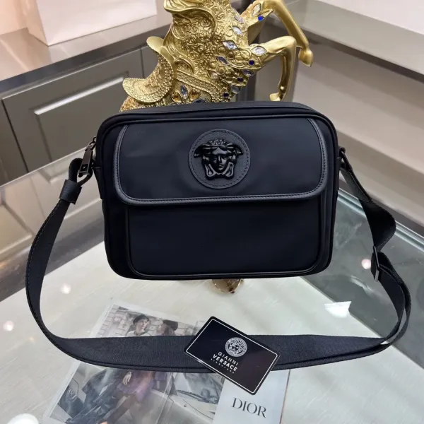 【VERSACE 公式旗艦店】ヴェルサーチ ショルダーバッグ 当日出荷 好評に付き再入荷!25*6*18CM 【VERSACE 公式旗艦店】ヴェルサーチ ショルダーバッグ 当日出荷 好評に付き再入荷!25*6*18CM