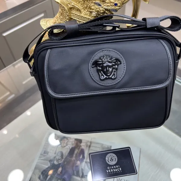 【VERSACE 公式旗艦店】ヴェルサーチ ショルダーバッグ 当日出荷 好評に付き再入荷!25*6*18CM 【VERSACE 公式旗艦店】ヴェルサーチ ショルダーバッグ 当日出荷 好評に付き再入荷!25*6*18CM