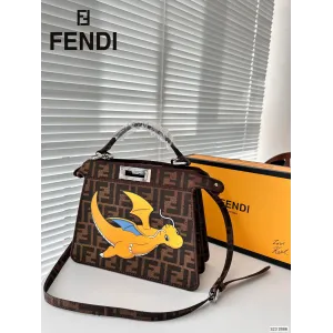 【FENDI 公式旗艦店】フェンディ 斜めがけバッグ 当日出荷 好評に付き再入荷!26.5*21.5CM 【FENDI 公式旗艦店】フェンディ 斜めがけバッグ 当日出荷 好評に付き再入荷!26.5*21.5CM