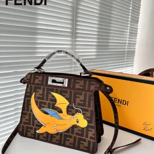 【FENDI 公式旗艦店】フェンディ 斜めがけバッグ 当日出荷 好評に付き再入荷!26.5*21.5CM 【FENDI 公式旗艦店】フェンディ 斜めがけバッグ 当日出荷 好評に付き再入荷!26.5*21.5CM