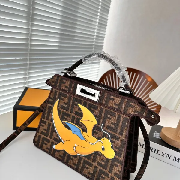 【FENDI 公式旗艦店】フェンディ 斜めがけバッグ 当日出荷 好評に付き再入荷!26.5*21.5CM 【FENDI 公式旗艦店】フェンディ 斜めがけバッグ 当日出荷 好評に付き再入荷!26.5*21.5CM