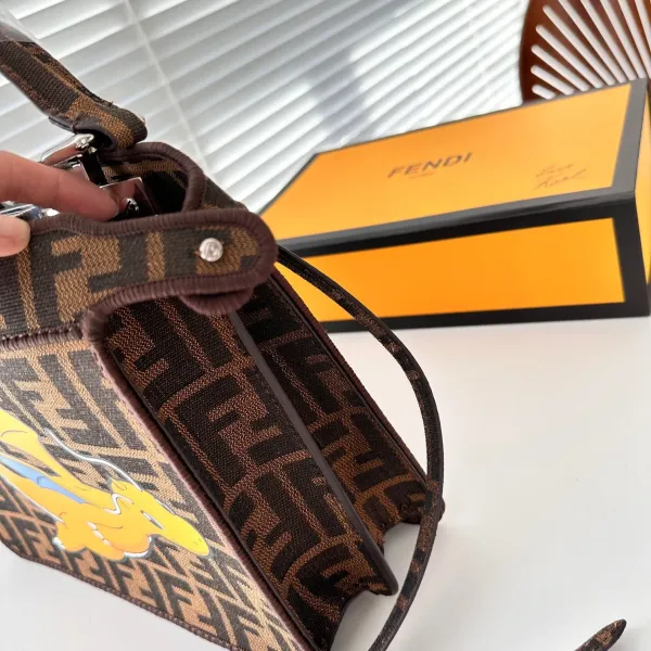 【FENDI 公式旗艦店】フェンディ 斜めがけバッグ 当日出荷 好評に付き再入荷!26.5*21.5CM 【FENDI 公式旗艦店】フェンディ 斜めがけバッグ 当日出荷 好評に付き再入荷!26.5*21.5CM