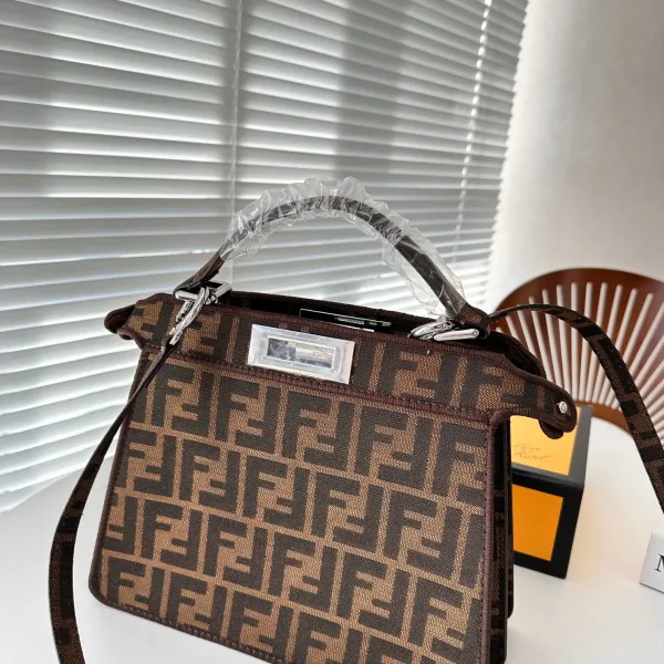【FENDI 公式旗艦店】フェンディ 斜めがけバッグ 当日出荷 好評に付き再入荷!26.5*21.5CM 【FENDI 公式旗艦店】フェンディ 斜めがけバッグ 当日出荷 好評に付き再入荷!26.5*21.5CM