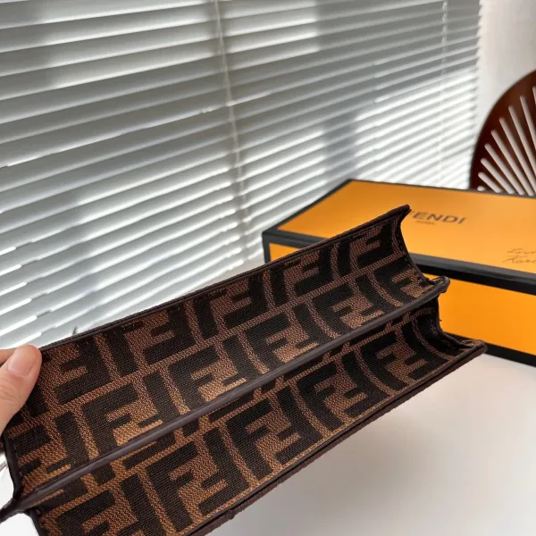 【FENDI 公式旗艦店】フェンディ 斜めがけバッグ 当日出荷 好評に付き再入荷!26.5*21.5CM 【FENDI 公式旗艦店】フェンディ 斜めがけバッグ 当日出荷 好評に付き再入荷!26.5*21.5CM