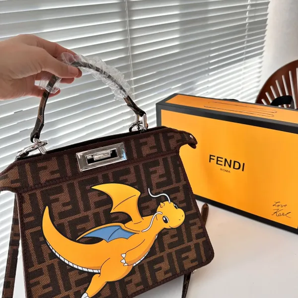【FENDI 公式旗艦店】フェンディ 斜めがけバッグ 当日出荷 好評に付き再入荷!26.5*21.5CM 【FENDI 公式旗艦店】フェンディ 斜めがけバッグ 当日出荷 好評に付き再入荷!26.5*21.5CM
