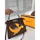 【FENDI 公式旗艦店】フェンディ 斜めがけバッグ 当日出荷 好評に付き再入荷!26.5*21.5CM 【FENDI 公式旗艦店】フェンディ 斜めがけバッグ 当日出荷 好評に付き再入荷!26.5*21.5CM