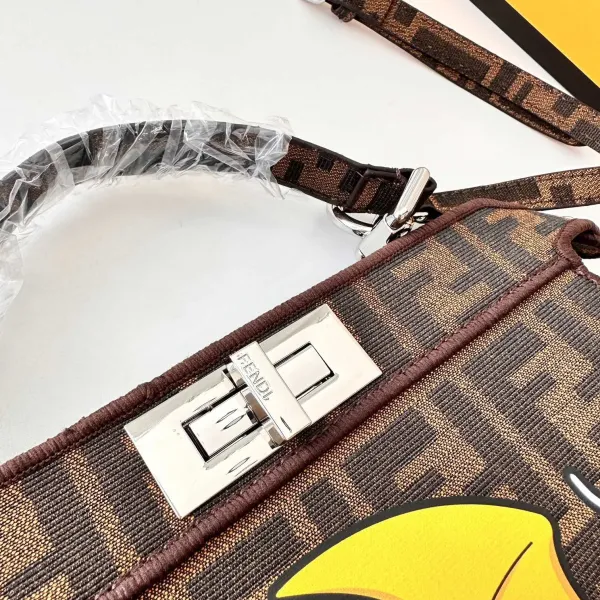【FENDI 公式旗艦店】フェンディ 斜めがけバッグ 当日出荷 好評に付き再入荷!26.5*21.5CM 【FENDI 公式旗艦店】フェンディ 斜めがけバッグ 当日出荷 好評に付き再入荷!26.5*21.5CM