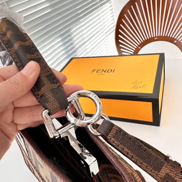 【FENDI 公式旗艦店】フェンディ 斜めがけバッグ 当日出荷 好評に付き再入荷!26.5*21.5CM 【FENDI 公式旗艦店】フェンディ 斜めがけバッグ 当日出荷 好評に付き再入荷!26.5*21.5CM