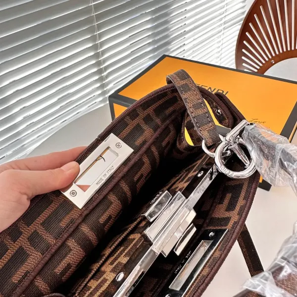 【FENDI 公式旗艦店】フェンディ 斜めがけバッグ 当日出荷 好評に付き再入荷!26.5*21.5CM 【FENDI 公式旗艦店】フェンディ 斜めがけバッグ 当日出荷 好評に付き再入荷!26.5*21.5CM