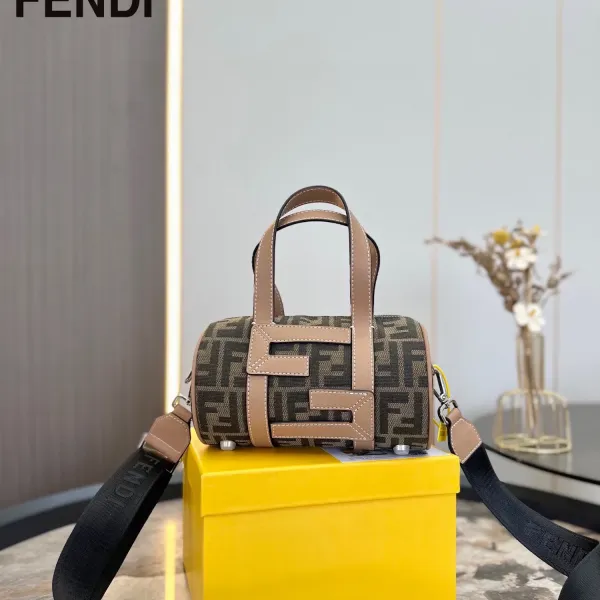 【FENDI 公式旗艦店】フェンディ ショルダーバッグ 当日出荷 好評に付き再入荷!21*12CM 【FENDI 公式旗艦店】フェンディ ショルダーバッグ 当日出荷 好評に付き再入荷!21*12CM