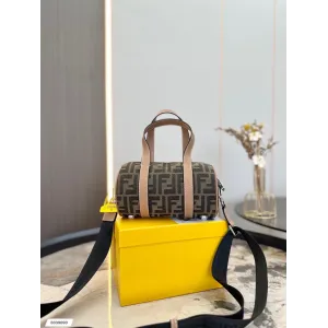 【FENDI  公式旗艦店】フェンディ  ショルダーバッグ  当日出荷 好評に付き再入荷！21*12CM