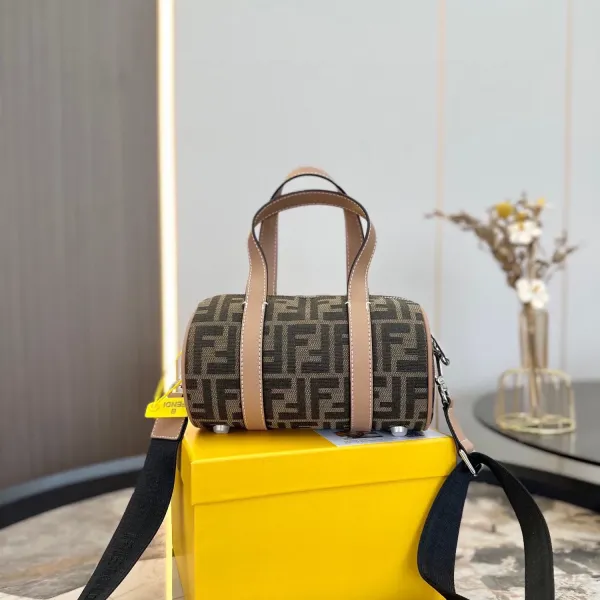 【FENDI 公式旗艦店】フェンディ ショルダーバッグ 当日出荷 好評に付き再入荷!21*12CM 【FENDI 公式旗艦店】フェンディ ショルダーバッグ 当日出荷 好評に付き再入荷!21*12CM
