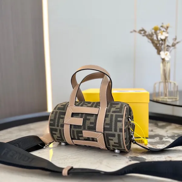 【FENDI 公式旗艦店】フェンディ ショルダーバッグ 当日出荷 好評に付き再入荷!21*12CM 【FENDI 公式旗艦店】フェンディ ショルダーバッグ 当日出荷 好評に付き再入荷!21*12CM