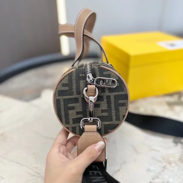 【FENDI 公式旗艦店】フェンディ ショルダーバッグ 当日出荷 好評に付き再入荷!21*12CM 【FENDI 公式旗艦店】フェンディ ショルダーバッグ 当日出荷 好評に付き再入荷!21*12CM