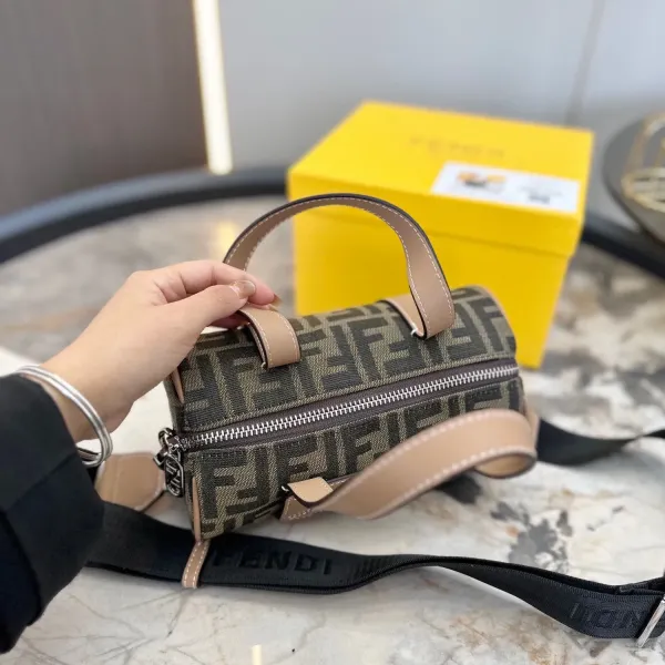 【FENDI 公式旗艦店】フェンディ ショルダーバッグ 当日出荷 好評に付き再入荷!21*12CM 【FENDI 公式旗艦店】フェンディ ショルダーバッグ 当日出荷 好評に付き再入荷!21*12CM