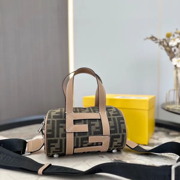 【FENDI 公式旗艦店】フェンディ ショルダーバッグ 当日出荷 好評に付き再入荷!21*12CM 【FENDI 公式旗艦店】フェンディ ショルダーバッグ 当日出荷 好評に付き再入荷!21*12CM