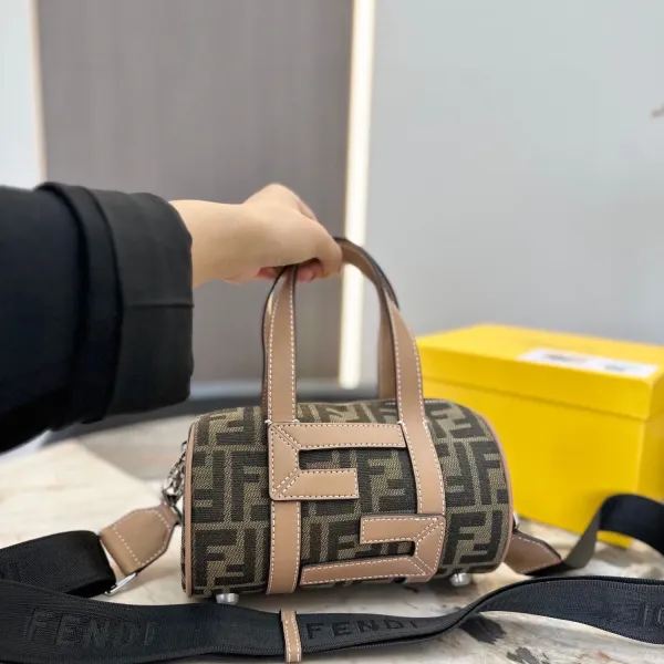 【FENDI 公式旗艦店】フェンディ ショルダーバッグ 当日出荷 好評に付き再入荷!21*12CM 【FENDI 公式旗艦店】フェンディ ショルダーバッグ 当日出荷 好評に付き再入荷!21*12CM