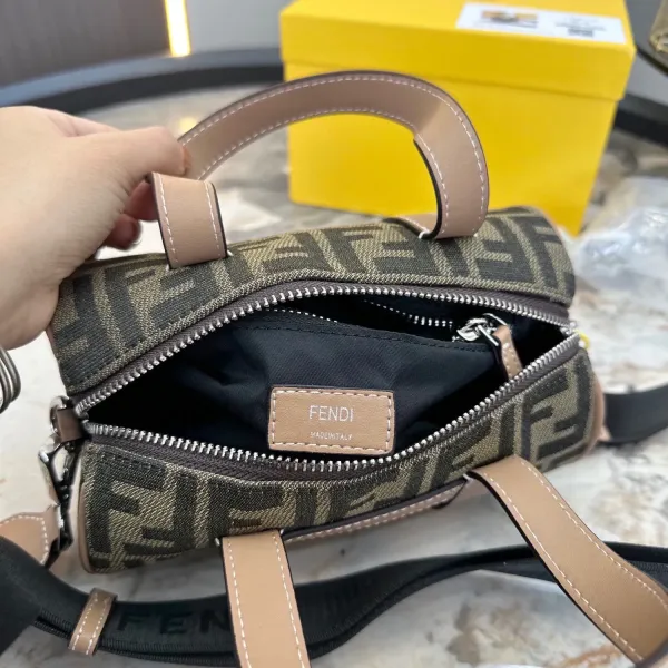 【FENDI 公式旗艦店】フェンディ ショルダーバッグ 当日出荷 好評に付き再入荷!21*12CM 【FENDI 公式旗艦店】フェンディ ショルダーバッグ 当日出荷 好評に付き再入荷!21*12CM