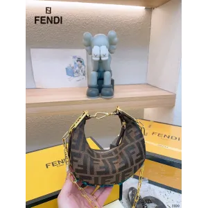 【FENDI 公式 旗艦店】 フェンディ ショルダーバッグ 当日出荷 好評に付き再入荷!19*10CM 【FENDI 公式 旗艦店】 フェンディ ショルダーバッグ 当日出荷 好評に付き再入荷!19*10CM