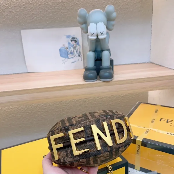 【FENDI 公式 旗艦店】 フェンディ ショルダーバッグ 当日出荷 好評に付き再入荷!19*10CM 【FENDI 公式 旗艦店】 フェンディ ショルダーバッグ 当日出荷 好評に付き再入荷!19*10CM