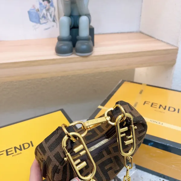 【FENDI 公式 旗艦店】 フェンディ ショルダーバッグ 当日出荷 好評に付き再入荷!19*10CM 【FENDI 公式 旗艦店】 フェンディ ショルダーバッグ 当日出荷 好評に付き再入荷!19*10CM