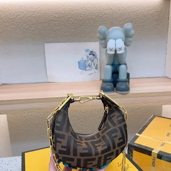 【FENDI 公式 旗艦店】 フェンディ ショルダーバッグ 当日出荷 好評に付き再入荷!19*10CM 【FENDI 公式 旗艦店】 フェンディ ショルダーバッグ 当日出荷 好評に付き再入荷!19*10CM