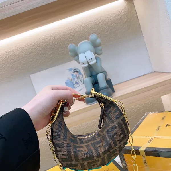 【FENDI 公式 旗艦店】 フェンディ ショルダーバッグ 当日出荷 好評に付き再入荷!19*10CM 【FENDI 公式 旗艦店】 フェンディ ショルダーバッグ 当日出荷 好評に付き再入荷!19*10CM