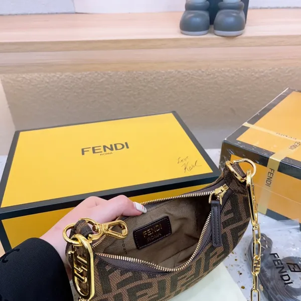【FENDI 公式 旗艦店】 フェンディ ショルダーバッグ 当日出荷 好評に付き再入荷!19*10CM 【FENDI 公式 旗艦店】 フェンディ ショルダーバッグ 当日出荷 好評に付き再入荷!19*10CM