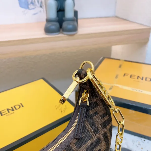 【FENDI 公式 旗艦店】 フェンディ ショルダーバッグ 当日出荷 好評に付き再入荷!19*10CM 【FENDI 公式 旗艦店】 フェンディ ショルダーバッグ 当日出荷 好評に付き再入荷!19*10CM