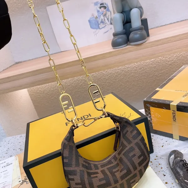 【FENDI 公式 旗艦店】 フェンディ ショルダーバッグ 当日出荷 好評に付き再入荷!19*10CM 【FENDI 公式 旗艦店】 フェンディ ショルダーバッグ 当日出荷 好評に付き再入荷!19*10CM
