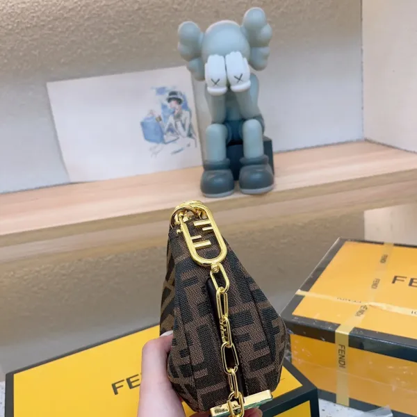 【FENDI 公式 旗艦店】 フェンディ ショルダーバッグ 当日出荷 好評に付き再入荷!19*10CM 【FENDI 公式 旗艦店】 フェンディ ショルダーバッグ 当日出荷 好評に付き再入荷!19*10CM