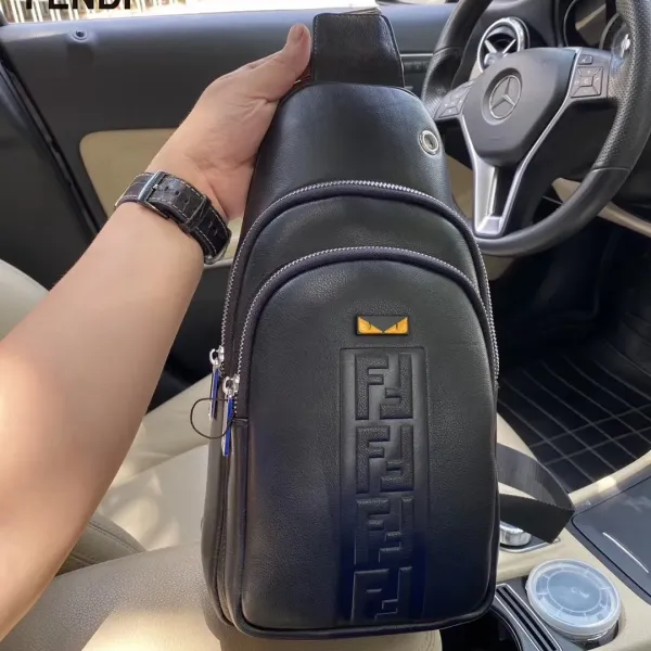【FENDI 公式旗艦店】フェンディ 胸ポケット 当日出荷 好評に付き再入荷!18*28*6CM 【FENDI 公式旗艦店】フェンディ 胸ポケット 当日出荷 好評に付き再入荷!18*28*6CM