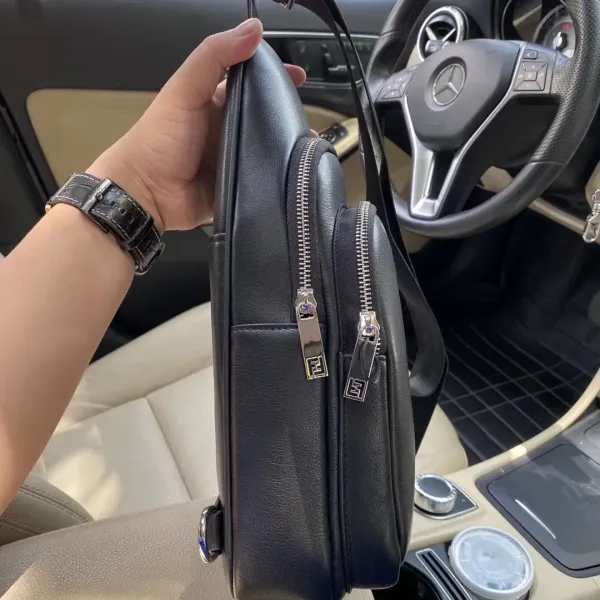 【FENDI 公式旗艦店】フェンディ 胸ポケット 当日出荷 好評に付き再入荷!18*28*6CM 【FENDI 公式旗艦店】フェンディ 胸ポケット 当日出荷 好評に付き再入荷!18*28*6CM
