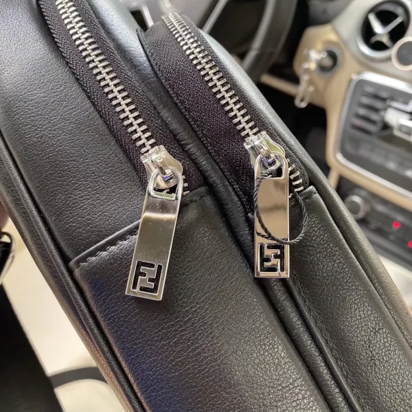 【FENDI 公式旗艦店】フェンディ 胸ポケット 当日出荷 好評に付き再入荷!18*28*6CM 【FENDI 公式旗艦店】フェンディ 胸ポケット 当日出荷 好評に付き再入荷!18*28*6CM